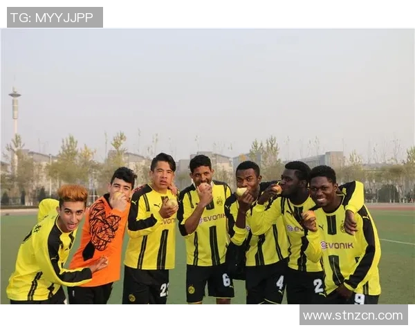 深圳足球队荣登足球团队协作排行榜第二名展现团队精神与实力 深圳足球队荣登足球团队协作排行榜第二名展现团队精神与实力