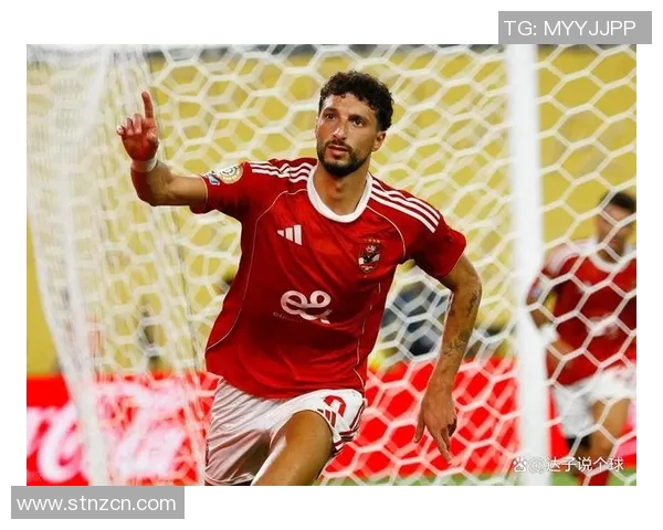 四十岁巴西足球明星重返赛场展现传奇风采与不屈精神